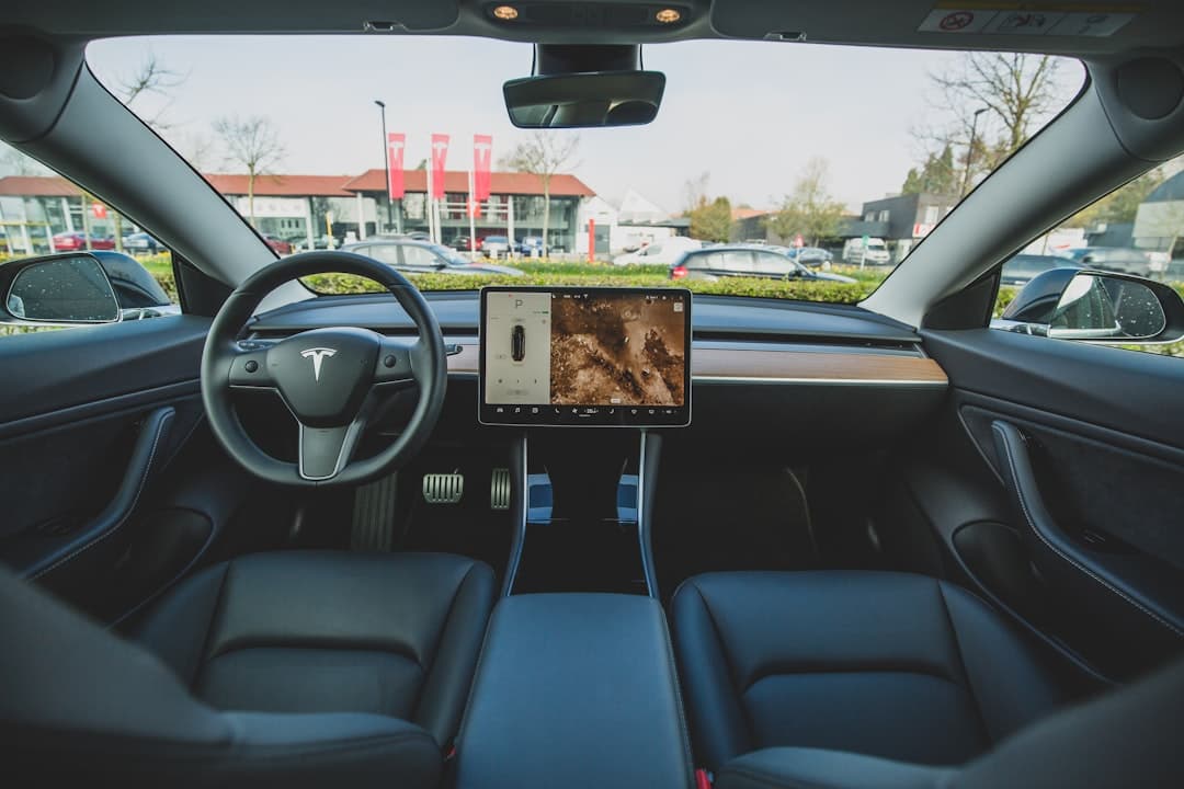 Le logiciel FSD de Tesla franchit avec succès des obstacles urbains étroits